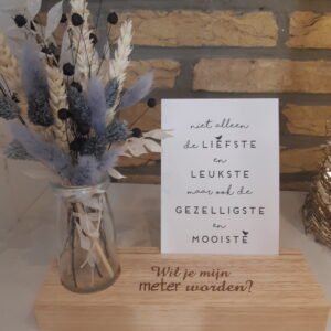Koesterplankje met vaasje droogbloemen