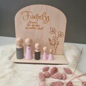 Plankje met boog "Family forever, for always, no matter what"