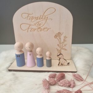 Plankje met boog "Family is forever"