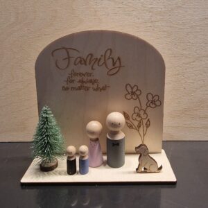 Plankje met kerstboompje en boog "Family ..."