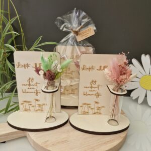 Bordje met glazen buisje en droogbloemen