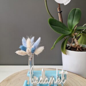 Bedankt JUF (lichtblauw-wit) met droogbloemen